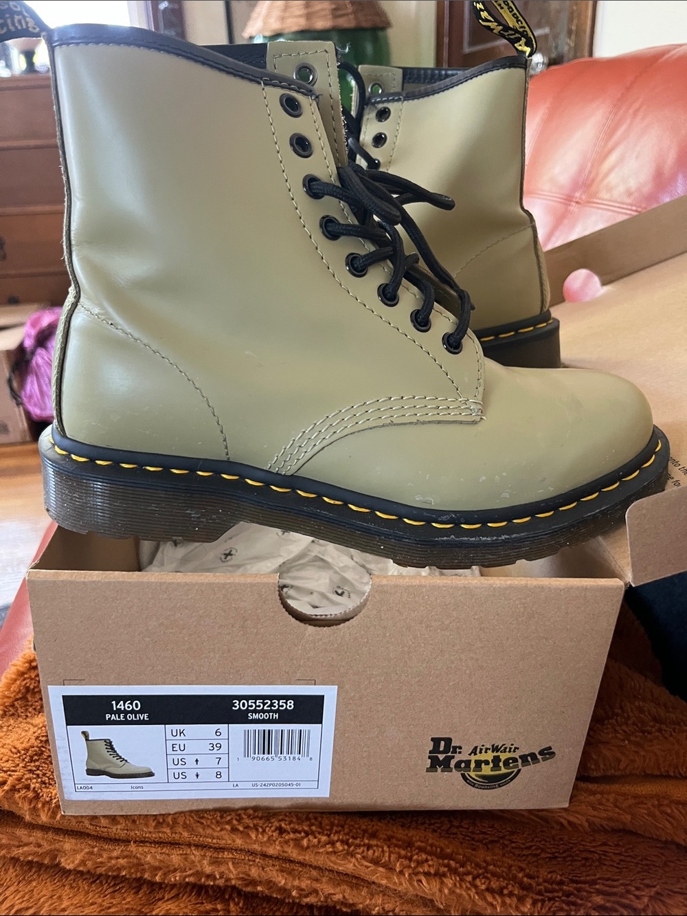 Dr Marten US8 W lace-up olive color